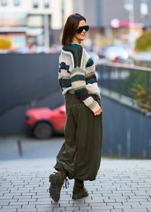 Dzianinowy sweter damski w pasy w odcieniach zieleni, beżu i bordo, luźny krój, styl boho