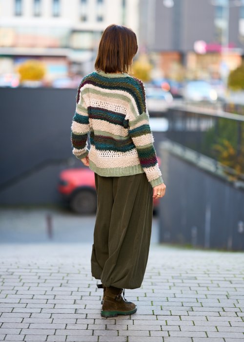 Dzianinowy sweter damski w pasy w odcieniach zieleni, beżu i bordo, luźny krój, styl boho