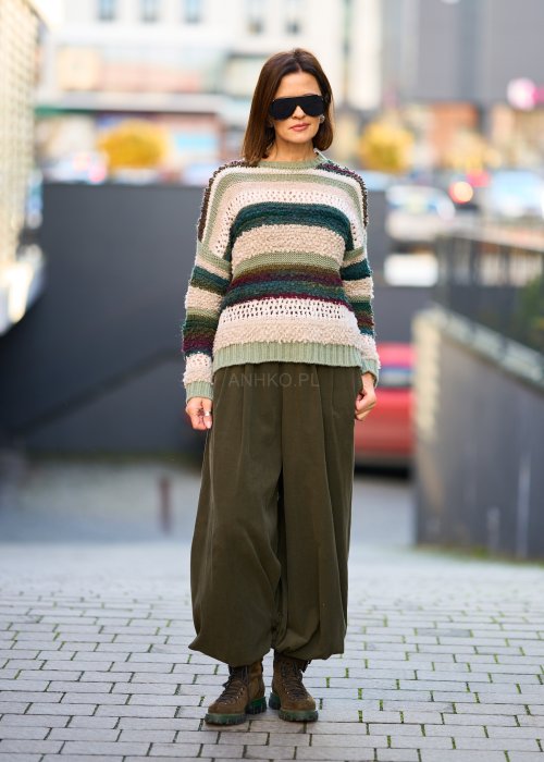 Dzianinowy sweter damski w pasy w odcieniach zieleni, beżu i bordo, luźny krój, styl boho