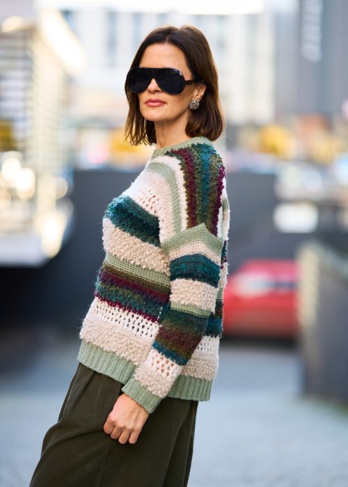 Dzianinowy sweter damski w pasy w odcieniach zieleni, beżu i bordo, luźny krój, styl boho