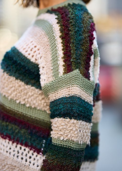 Dzianinowy sweter damski w pasy w odcieniach zieleni, beżu i bordo, luźny krój, styl boho