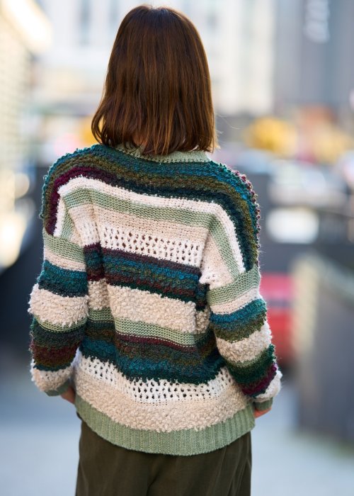 Dzianinowy sweter damski w pasy w odcieniach zieleni, beżu i bordo, luźny krój, styl boho