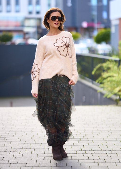 beżowy sweter z dużymi kwiatowymi aplikacjami z koralików