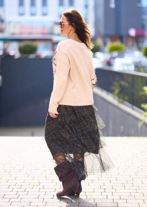 beżowy sweter z dużymi kwiatowymi aplikacjami z koralików