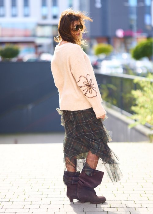 beżowy sweter z dużymi kwiatowymi aplikacjami z koralików