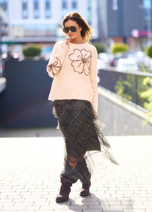 beżowy sweter z dużymi kwiatowymi aplikacjami z koralików