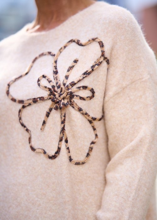beżowy sweter z dużymi kwiatowymi aplikacjami z koralików