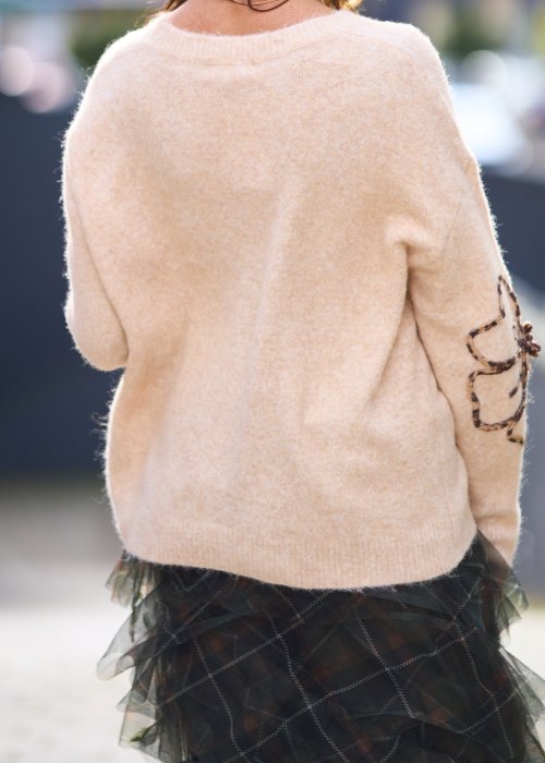 beżowy sweter z dużymi kwiatowymi aplikacjami z koralików