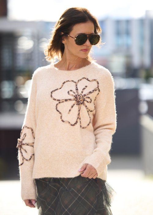 beżowy sweter z dużymi kwiatowymi aplikacjami z koralików