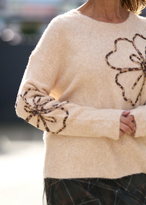 beżowy sweter z dużymi kwiatowymi aplikacjami z koralików