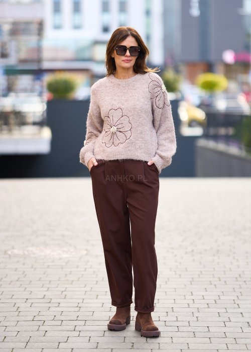 beżowy sweter z delikatnym ażurowym wzorem na rękawach