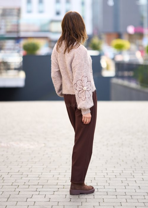 beżowy sweter z delikatnym ażurowym wzorem na rękawach