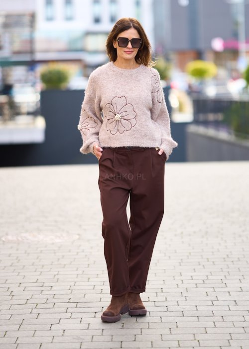beżowy sweter z delikatnym ażurowym wzorem na rękawach