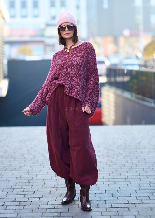 Luźny sweter z grubej dzianiny w odcieniu malinowo-bordowym, o obniżonej linii ramion