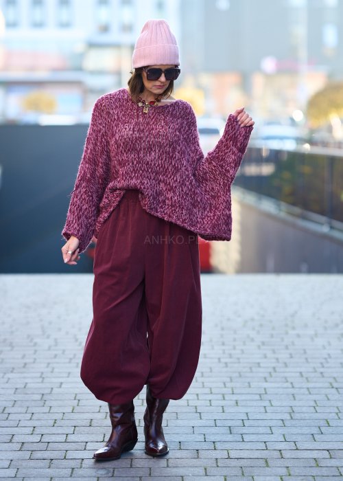 Luźny sweter z grubej dzianiny w odcieniu malinowo-bordowym, o obniżonej linii ramion