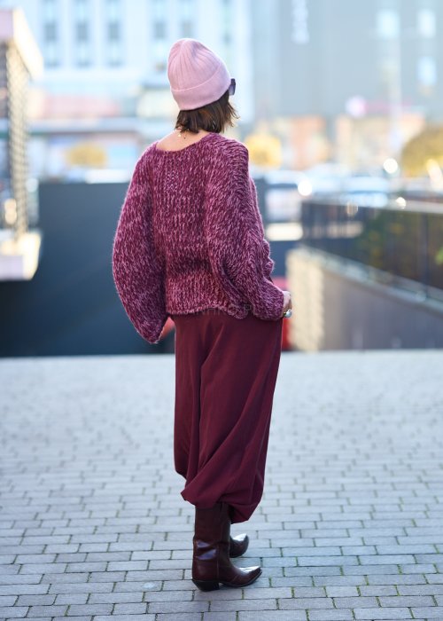 Luźny sweter z grubej dzianiny w odcieniu malinowo-bordowym, o obniżonej linii ramion