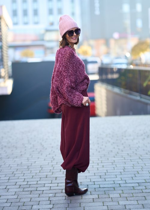 Luźny sweter z grubej dzianiny w odcieniu malinowo-bordowym, o obniżonej linii ramion