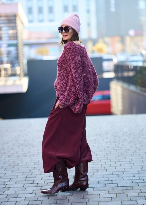 Luźny sweter z grubej dzianiny w odcieniu malinowo-bordowym, o obniżonej linii ramion