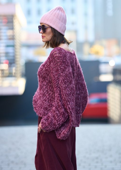 Luźny sweter z grubej dzianiny w odcieniu malinowo-bordowym, o obniżonej linii ramion