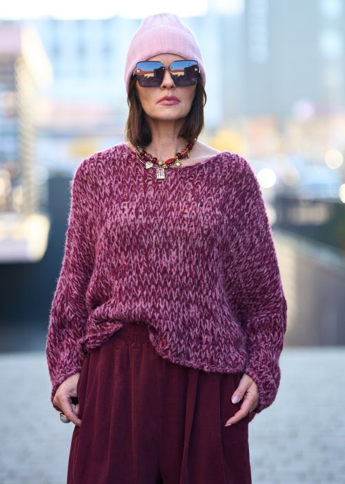 Luźny sweter z grubej dzianiny w odcieniu malinowo-bordowym, o obniżonej linii ramion