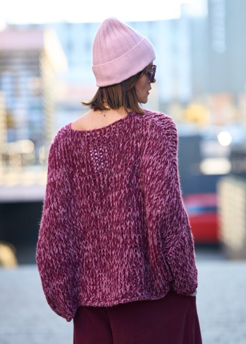 Luźny sweter z grubej dzianiny w odcieniu malinowo-bordowym, o obniżonej linii ramion