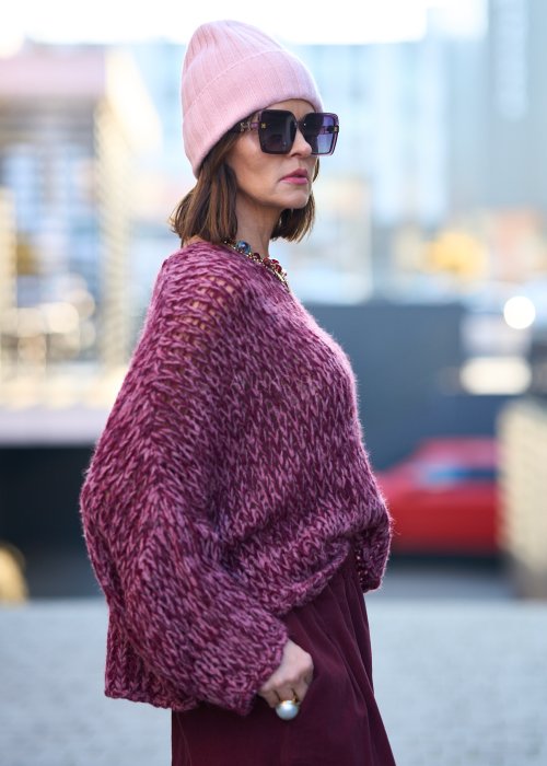 Luźny sweter z grubej dzianiny w odcieniu malinowo-bordowym, o obniżonej linii ramion