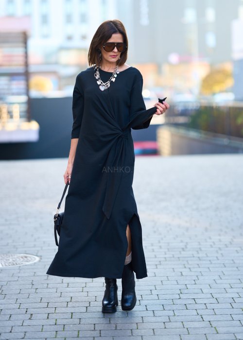 Czarna długa bluzka z długim rękawem i wiązaniem w talii