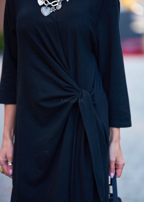 Czarna długa bluzka z długim rękawem i wiązaniem w talii