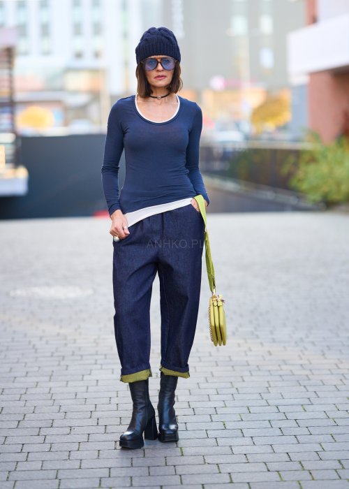 Granatowa bluzka z długim rękawem i okrągłym dekoltem