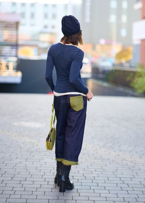 Granatowa bluzka z długim rękawem i okrągłym dekoltem