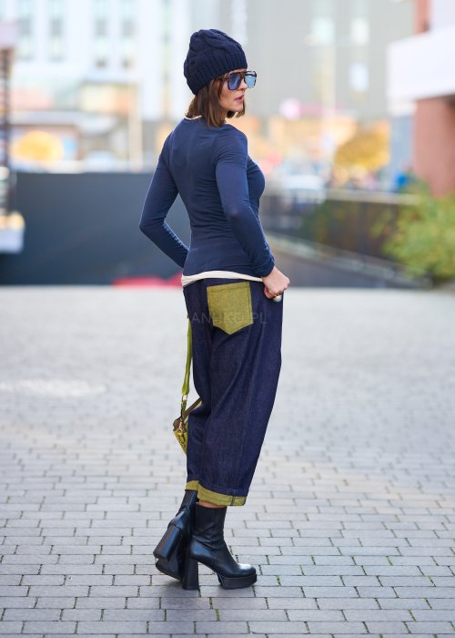 Granatowa bluzka z długim rękawem i okrągłym dekoltem