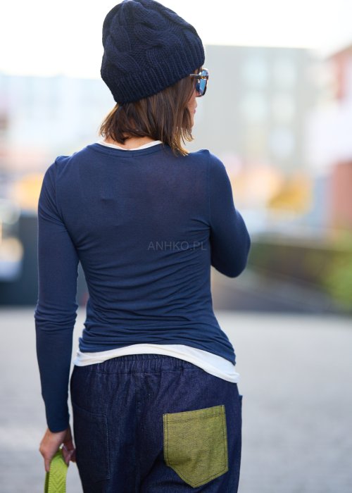 Granatowa bluzka z długim rękawem i okrągłym dekoltem