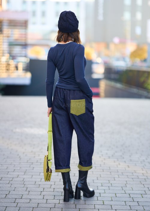 Granatowa bluzka z długim rękawem i okrągłym dekoltem