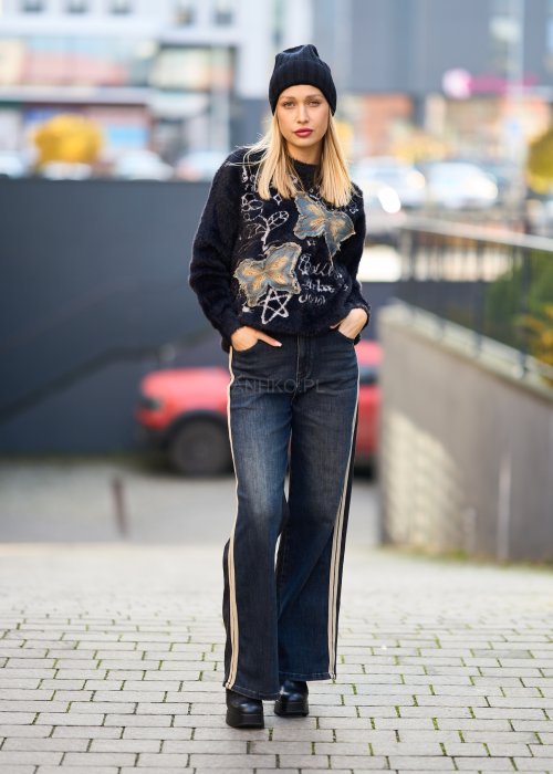 Ciepły czarny sweter damski z motywem motyli, miękki puszysty materiał, styl streetwear