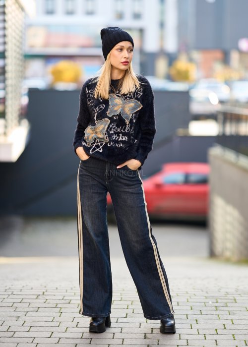 Ciepły czarny sweter damski z motywem motyli, miękki puszysty materiał, styl streetwear