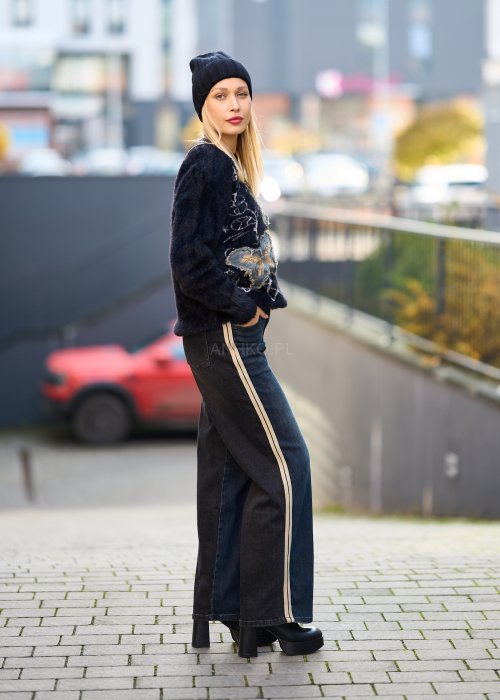 Ciepły czarny sweter damski z motywem motyli, miękki puszysty materiał, styl streetwear