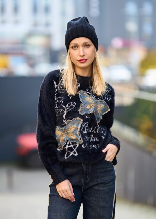 Ciepły czarny sweter damski z motywem motyli, miękki puszysty materiał, styl streetwear