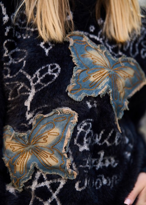 Ciepły czarny sweter damski z motywem motyli, miękki puszysty materiał, styl streetwear