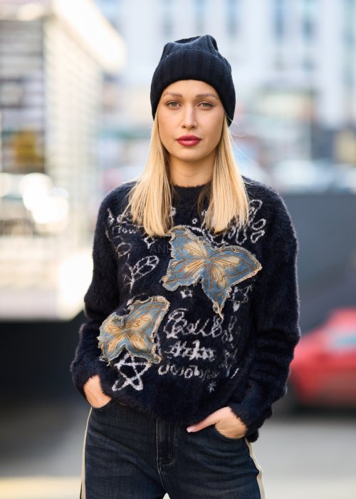 Ciepły czarny sweter damski z motywem motyli, miękki puszysty materiał, styl streetwear