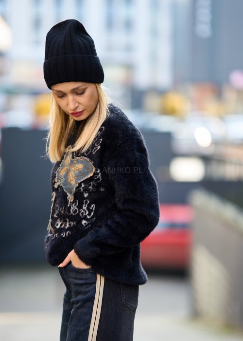 Ciepły czarny sweter damski z motywem motyli, miękki puszysty materiał, styl streetwear