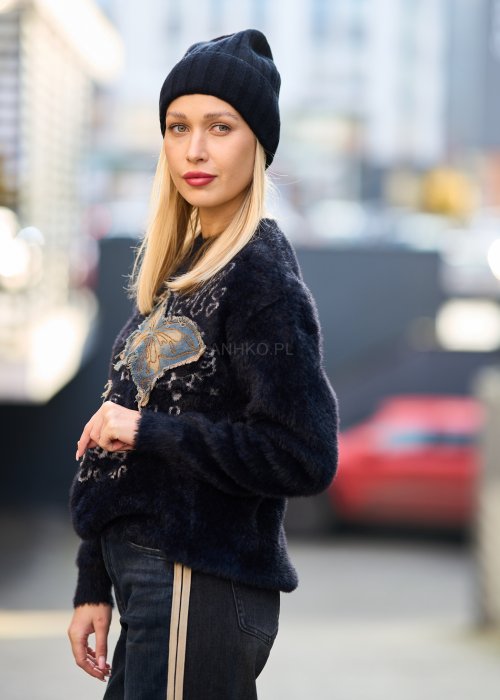 Ciepły czarny sweter damski z motywem motyli, miękki puszysty materiał, styl streetwear