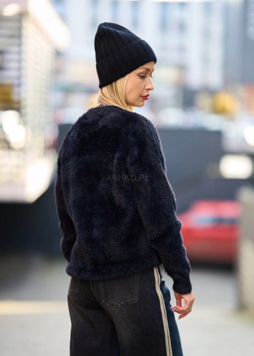 Ciepły czarny sweter damski z motywem motyli, miękki puszysty materiał, styl streetwear