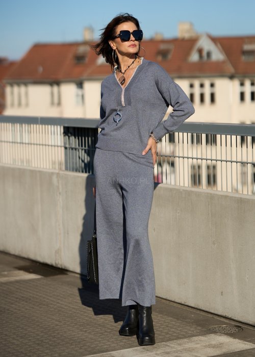 Niebieski sweter damski z dekoltem w serek i subtelnym połyskiem przy wykończeniu, miękki dzianinowy fason w stylu casual