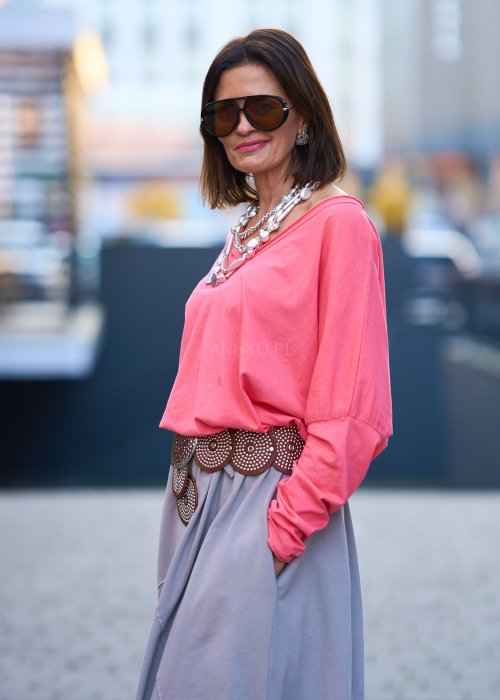 Luźna bluzka o swobodnym, lekko oversize’owym kroju, z miękko opadającą linią ramion.