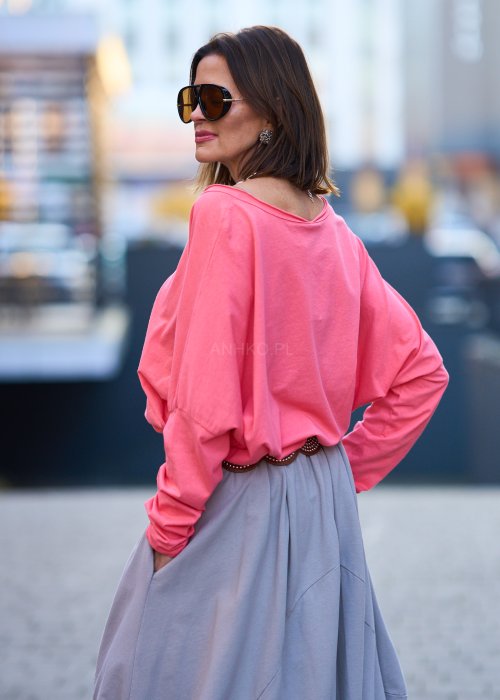 Luźna bluzka o swobodnym, lekko oversize’owym kroju, z miękko opadającą linią ramion.