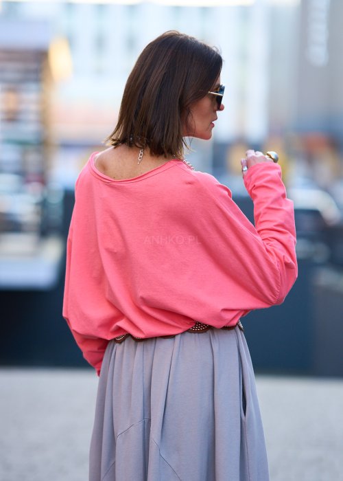 Luźna bluzka o swobodnym, lekko oversize’owym kroju, z miękko opadającą linią ramion.