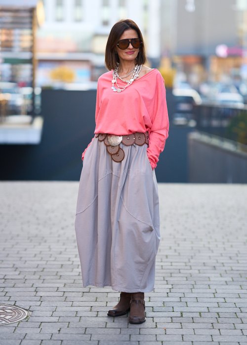 Luźna bluzka o swobodnym, lekko oversize’owym kroju, z miękko opadającą linią ramion.