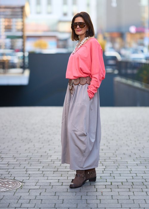 Luźna bluzka o swobodnym, lekko oversize’owym kroju, z miękko opadającą linią ramion.