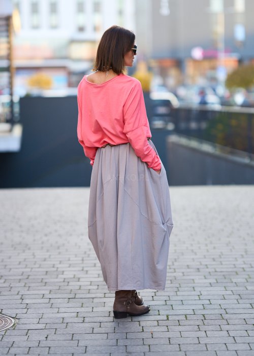 Luźna bluzka o swobodnym, lekko oversize’owym kroju, z miękko opadającą linią ramion.