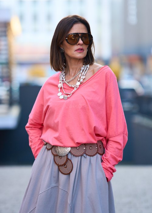 Luźna bluzka o swobodnym, lekko oversize’owym kroju, z miękko opadającą linią ramion.